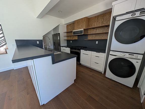 2nd image of 1023 N Alameda Ave
