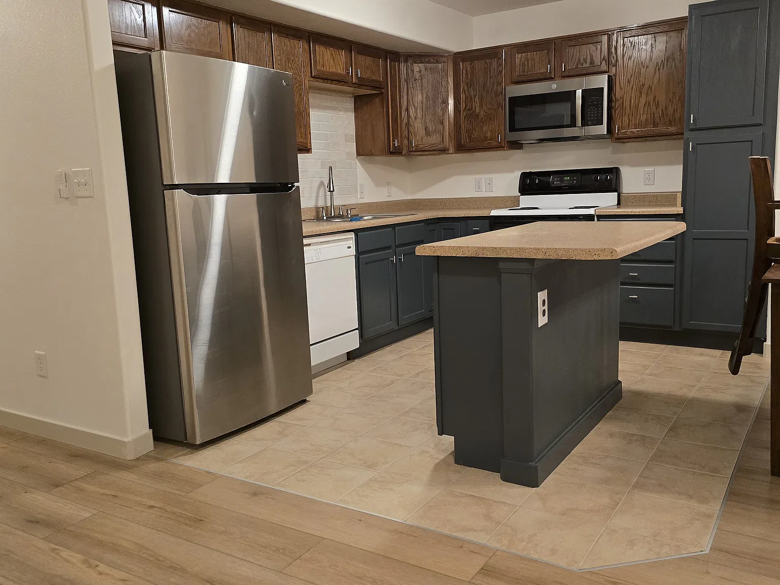 2 bed, 1368 sqft, $1,995 — Photo 3