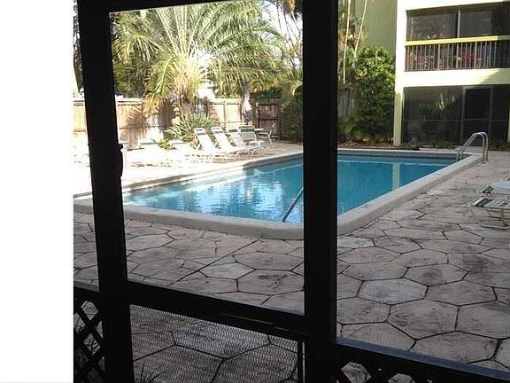 3rd image of 2450 NE 15th Ave APT 102