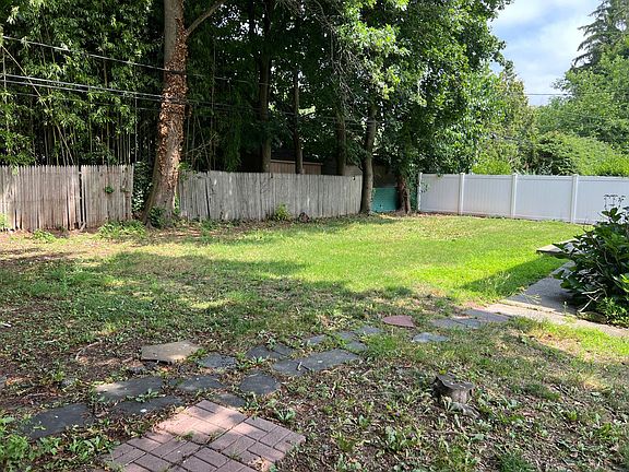 3rd image of 48 Woodoak Dr
