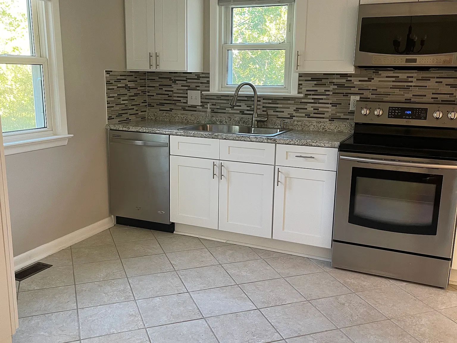 1717 Gilbert Dr — Photo 3