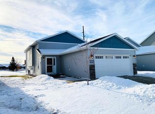 445 Foxtail Dr E, West Fargo, ND