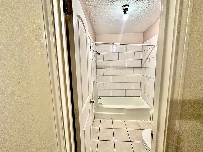 320 S Avenue F — Photo 4