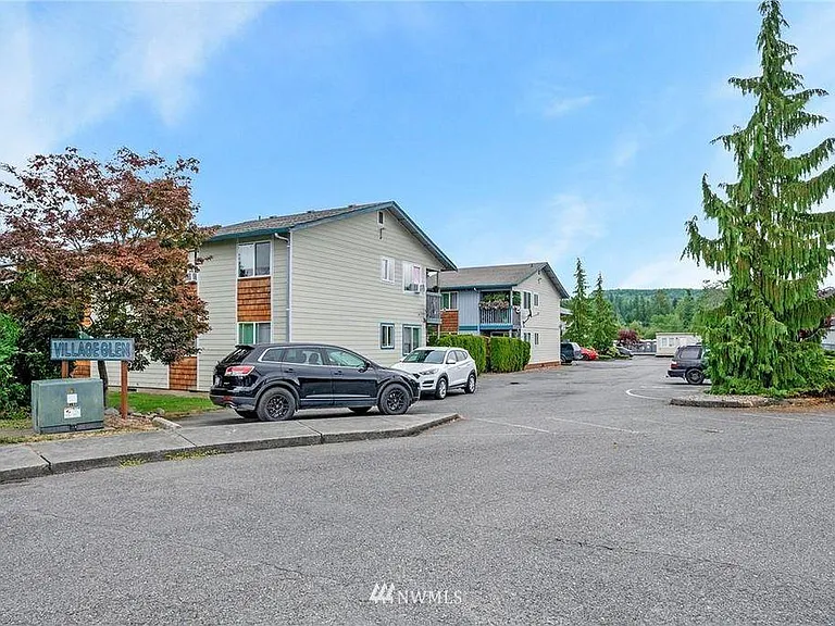 Village Glen Apartments — Photo 23
