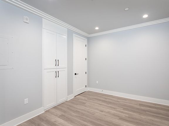 4th image of 1350 Roxbury Dr #211