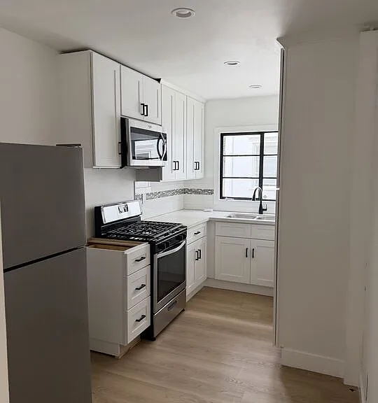 8730 Holloway Dr — Photo 2
