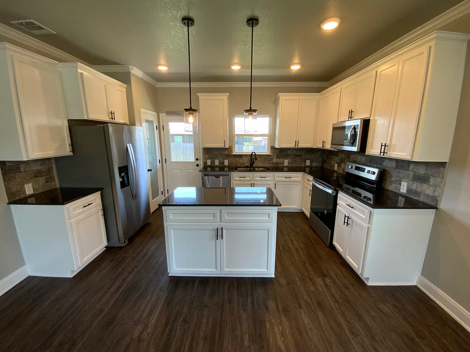 3 bed, 1428 sqft, $1,595 — Photo 4