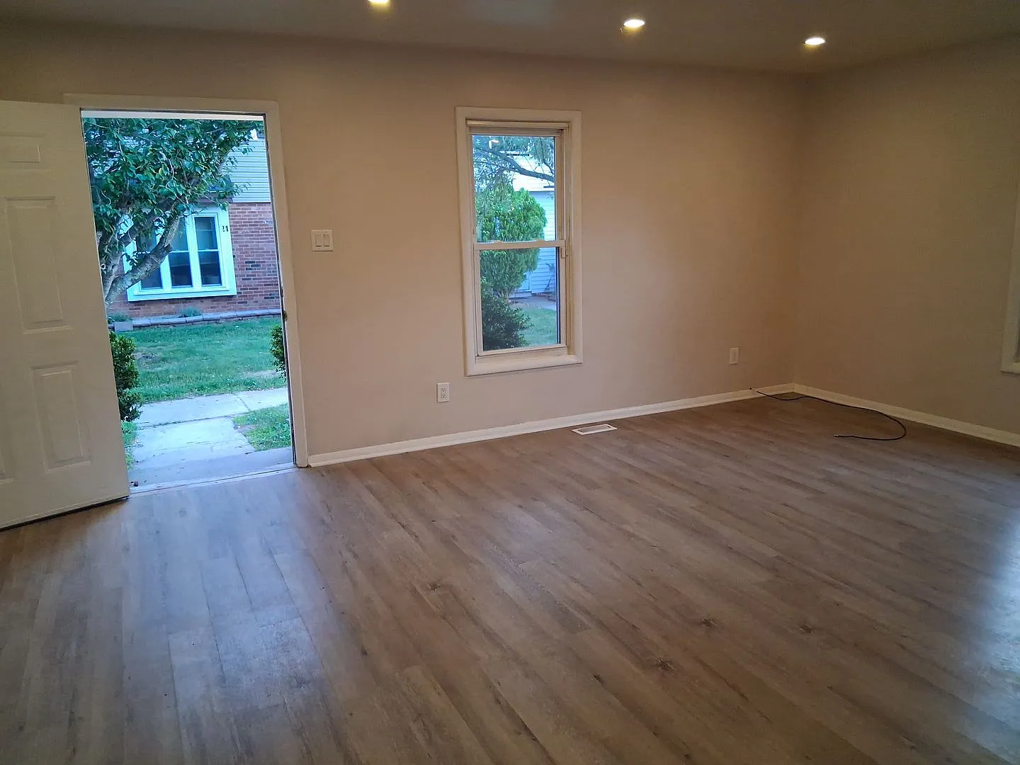 Single House For Rent $2000 — Photo 4