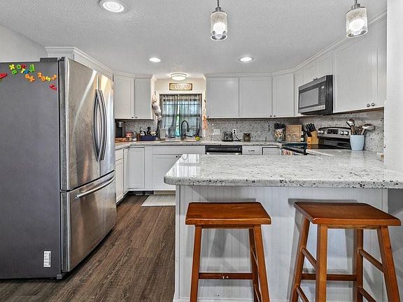 5th image of 1010 Shady Ln