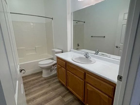 5th image of 909 Jasmine Parke Dr APT 1
