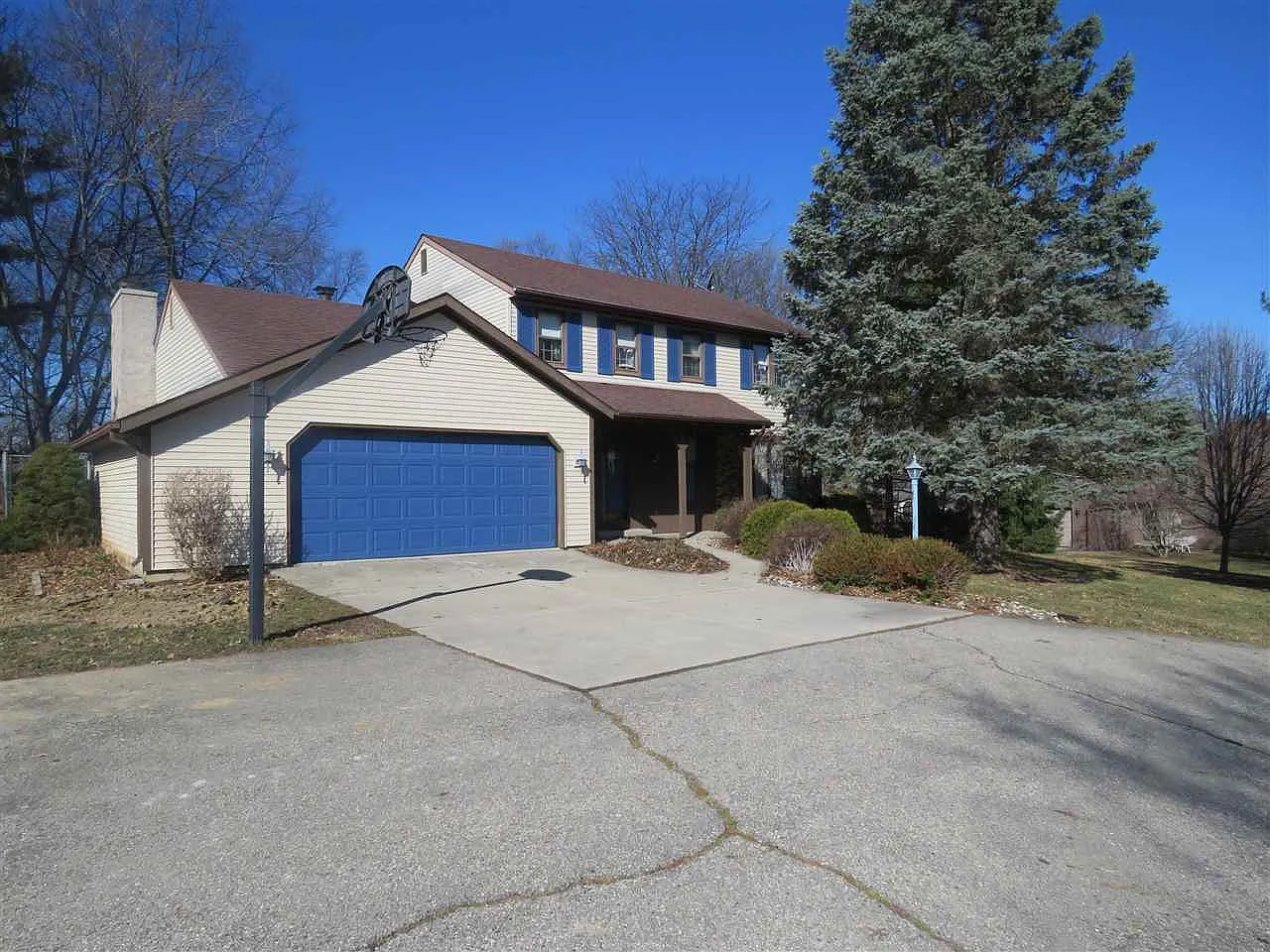 704 Wakefield Cir photo 1
