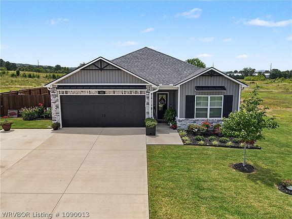 3rd image of 305 Twisted Oak Way