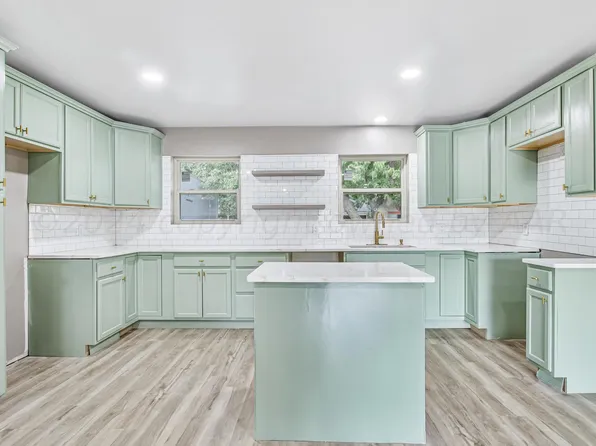 121 Carson Ave, Dumas, TX 79029