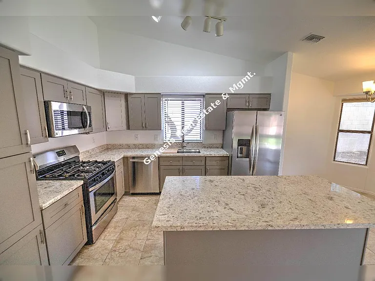 10019 N Roxbury Dr — Photo 17