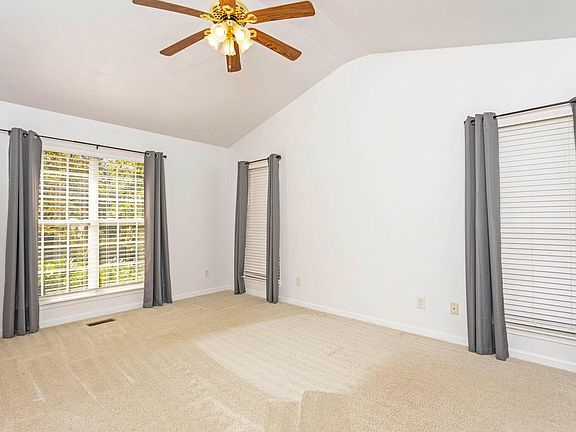 4th image of 189 Lauren Ln