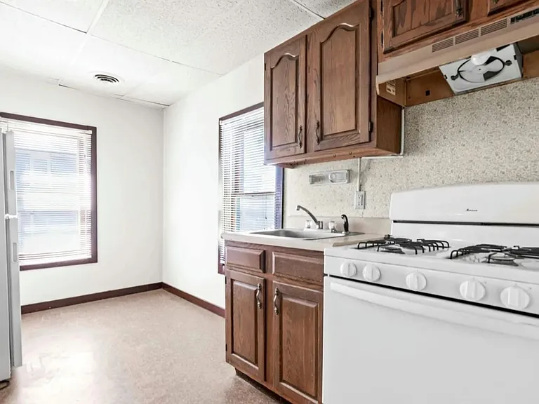 410 E Grove St — Photo 13