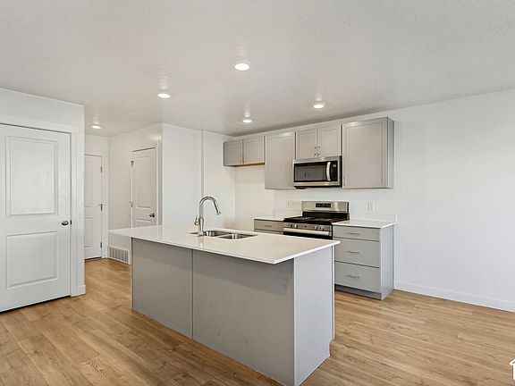 4th image of 946 W Fox Run Ave