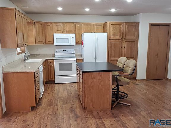 4th image of 32 Golf Dr