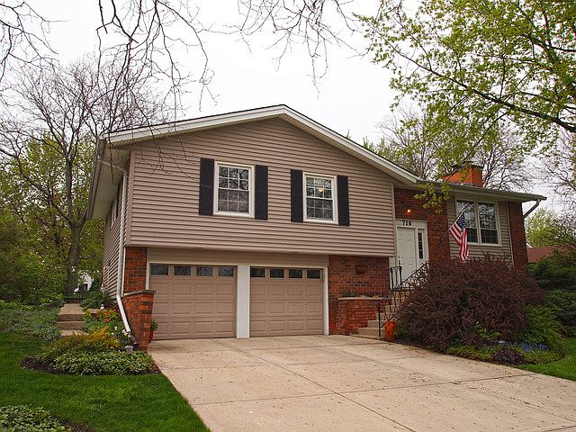 1st image of 716 Duxbury Ln