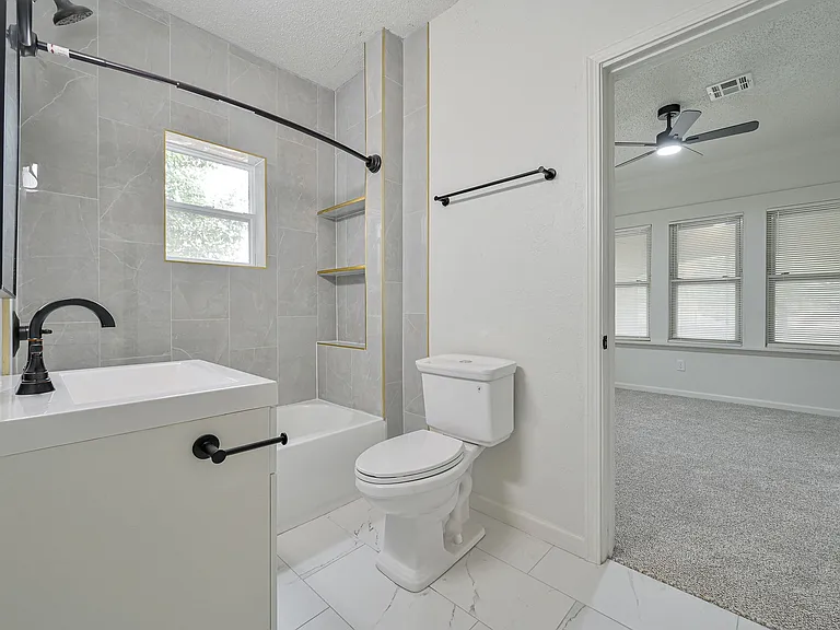 1017 NE 16th St — Photo 25