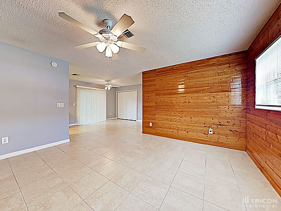 3rd image of 400 Lake Palms Dr