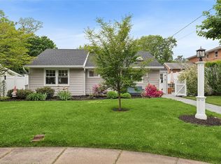 3 Spruce Ln, Glen Cove, NY 11542