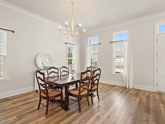 5th image of 228 Arlington Ave