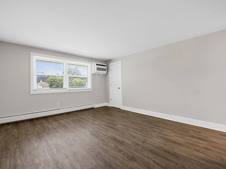 4500 Dewey Ave Apartments — Photo 10