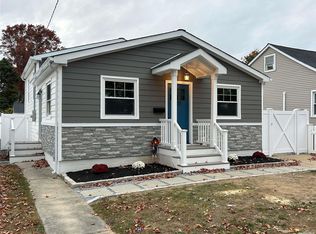 221 Deauville Blvd, Copiague, NY 11726