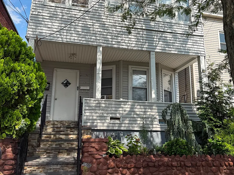 14 Getty Ave — Photo 2