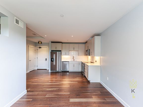 4th image of 136 Babcock St #415