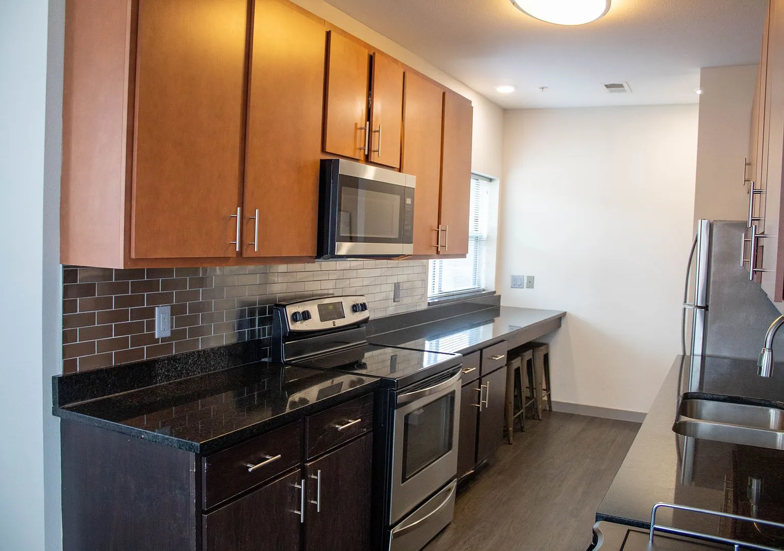 309 E John — Photo 4