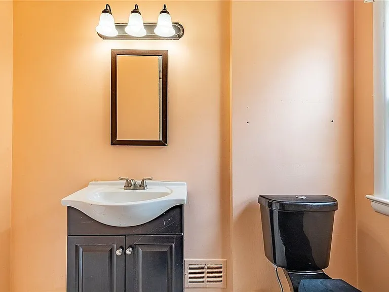 138 Clark Ave — Photo 9