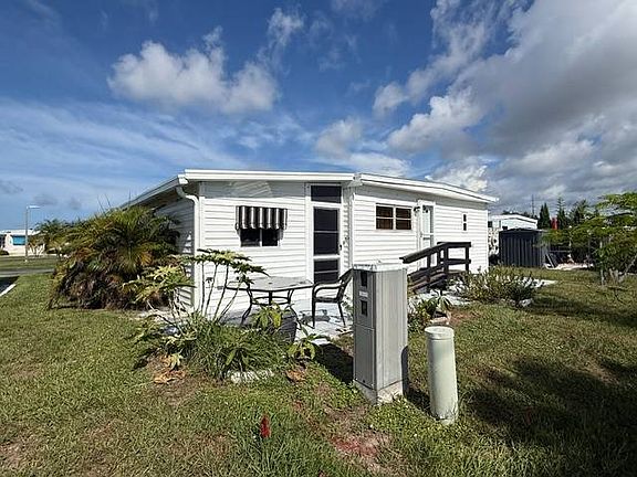 5th image of 355 Jacaranda Cir