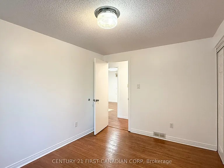 80 Rollscourt Pl — Photo 8