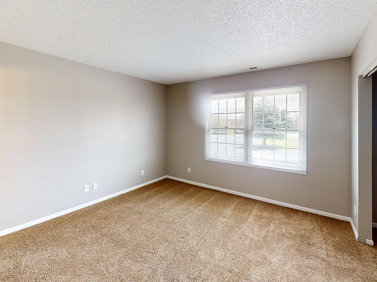 Turnberry Square Apartments — Photo 23