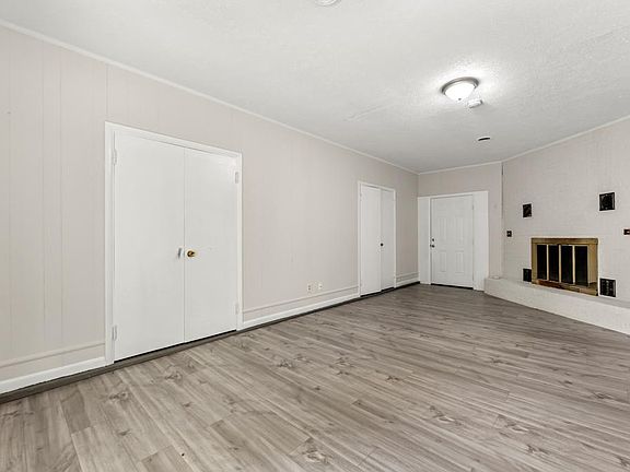 3rd image of 3816 Woodlake Dr #1