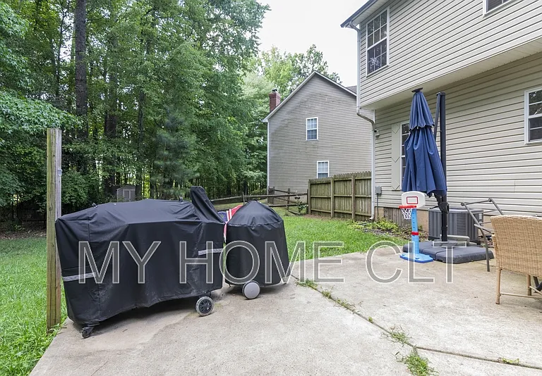 10029 Dauphine Dr — Photo 37