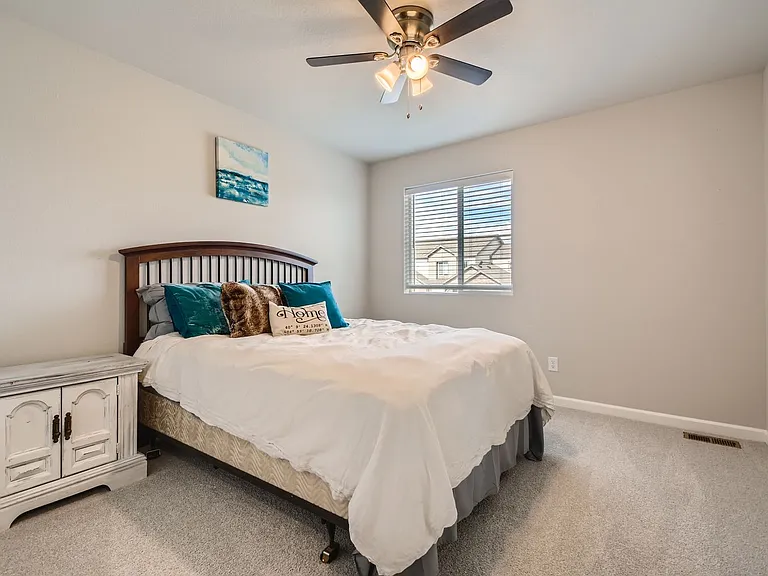 11703 Niagara St — Photo 16