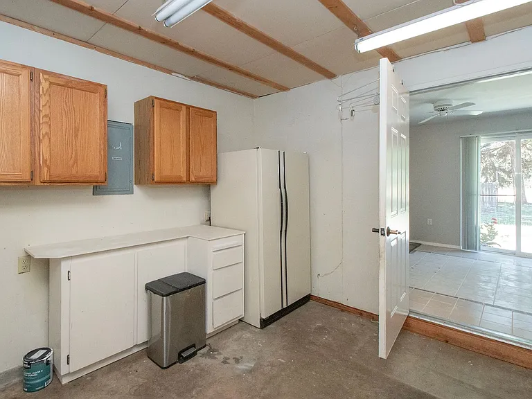 100 W Robert Pl — Photo 36