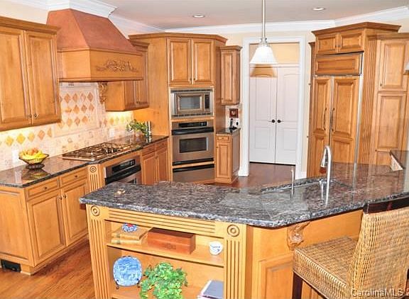 Double ovens, warming drawing, gas cook top, granite counters