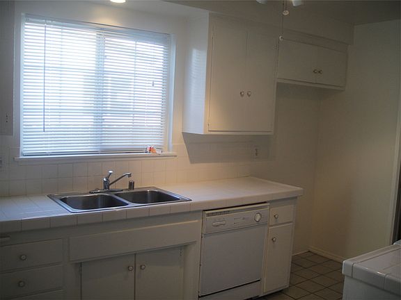 4th image of 23028 Vanowen St