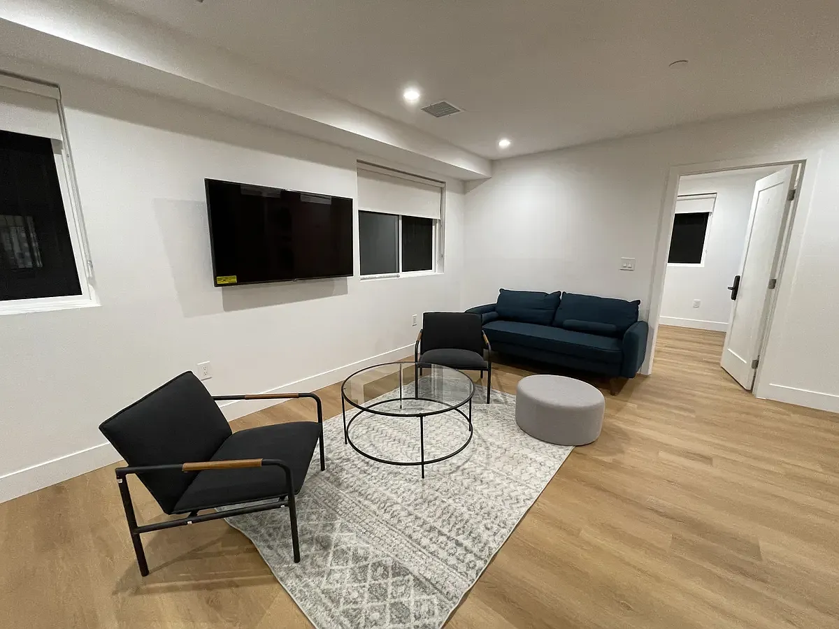 9 bed, 2841 sqft, $998 — Photo 3