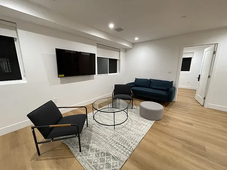 1353 W 37th St #9 — Photo 3