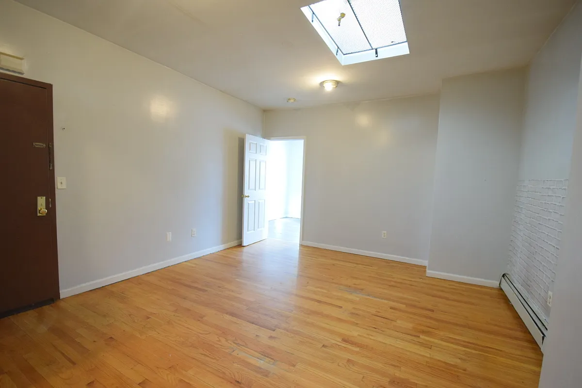 Building Photo - 2366 W 12th St #2