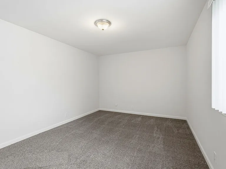 Poplar Plaza Apartments — Photo 14
