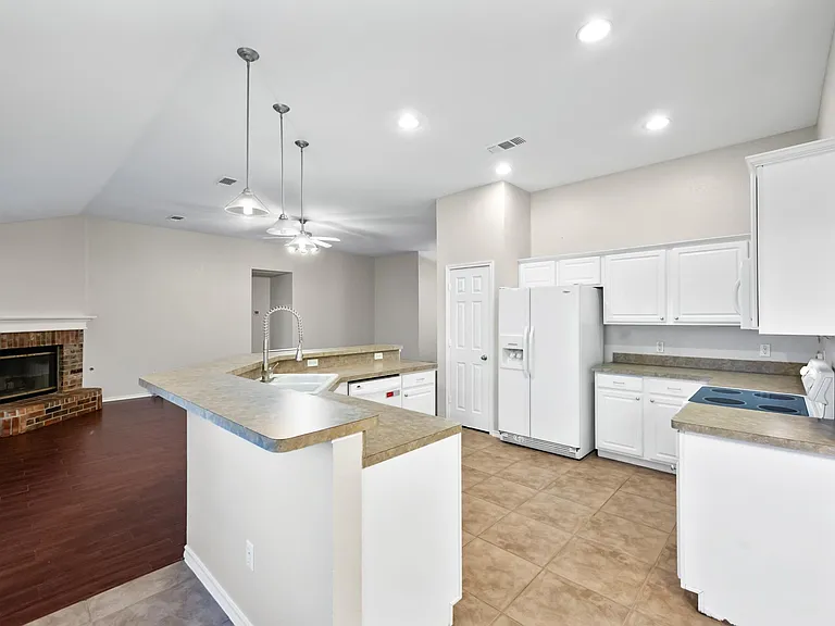 614 Douglas Dr — Photo 10