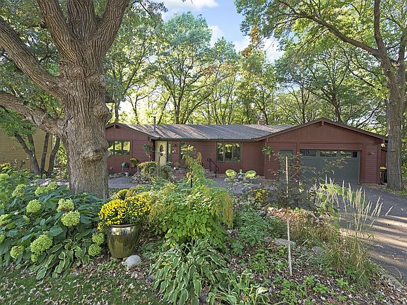 2nd image of 9518 Woodridge Cir