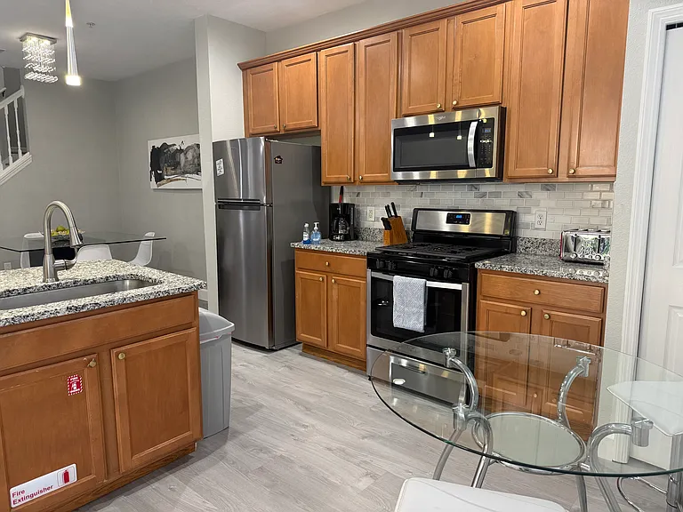 869 Assembly Ct — Photo 4