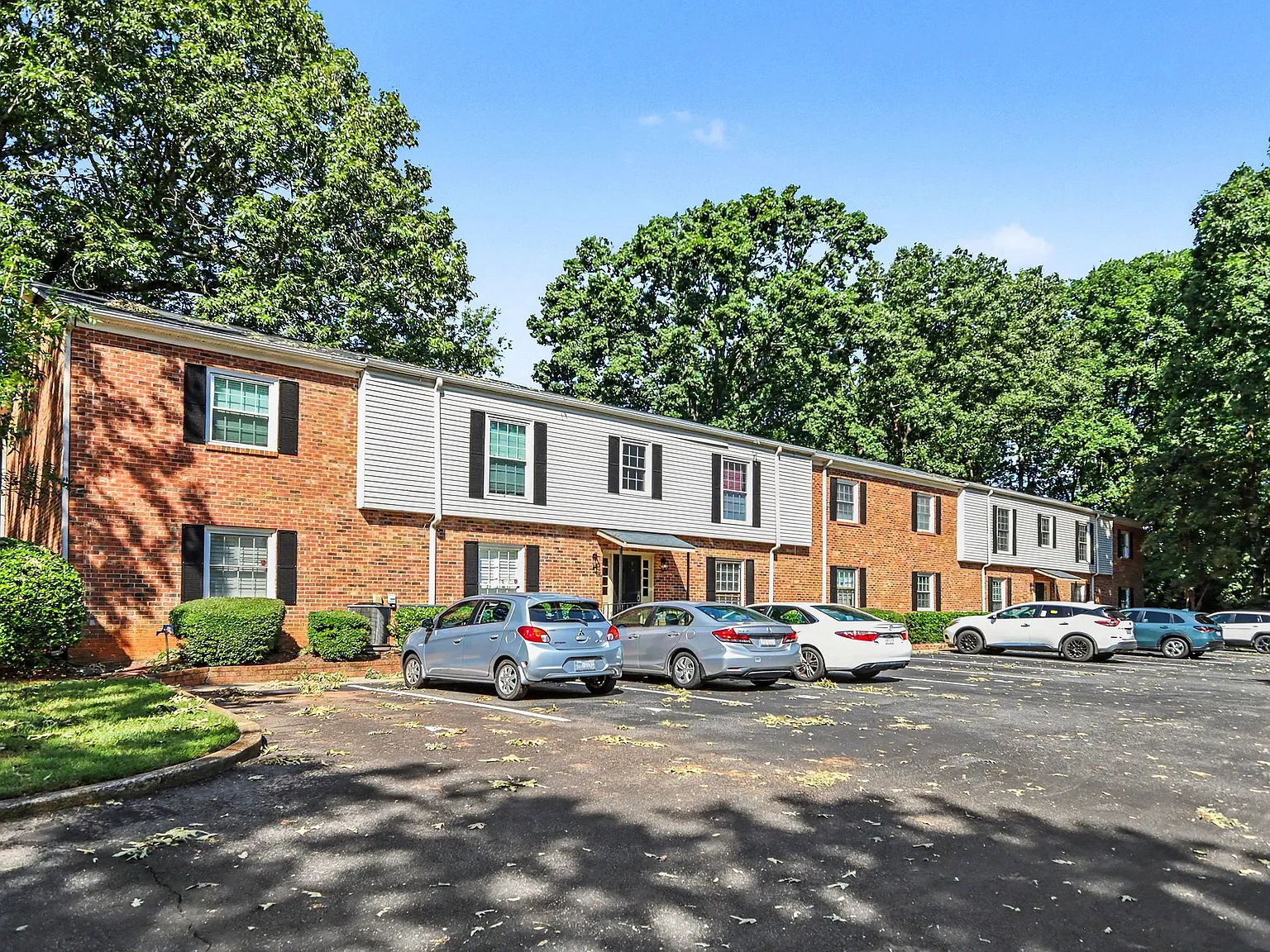 2 bed, 990 sqft, $1,600 — Photo 3